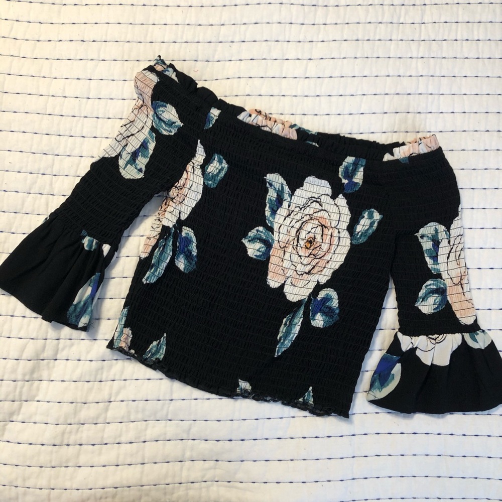 Off-shoulder Kendall& Kylie floral top